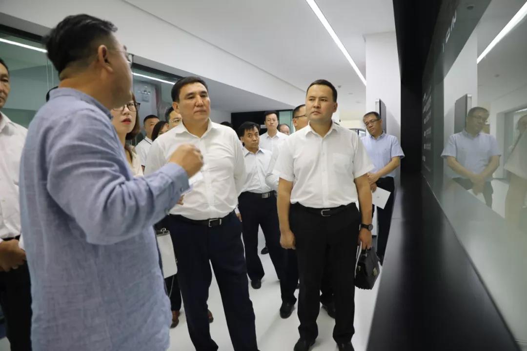 参观8868体育官网智能生产车间.jpg