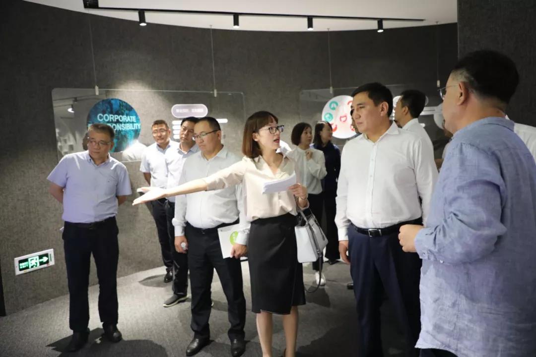 为代表团介绍8868体育官网的菌株采集.jpg